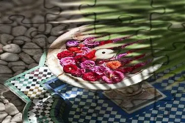 פאזל של Fountain with flowers