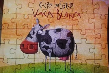 Cuero negro vaca blan