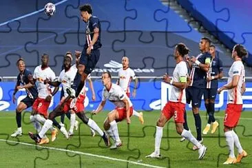 פאזל של Foto do zagueiro Marquinhos(PSG) cabeceando a bola