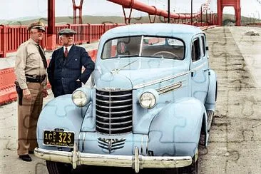 פאזל של 1937 Oldsmobile F 4 door touring sedan