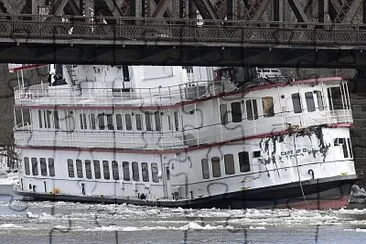 Loose boats in the Hudson