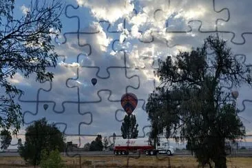 Trailer, árbol, globo, cielo