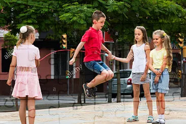 NIÑOS SALTANDO