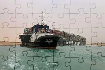 פאזל של Massive cargo ship turns sideways, totally blocks