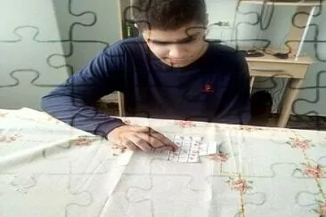 Carlos jogando jigsaw puzzle