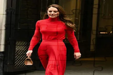 Kate en robe rouge