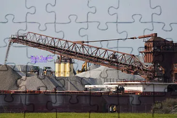 פאזל של mv Lee a Tregurtha unloading stone at Port of Fairport Harbor,OH