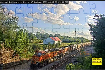 BNSF-7844   BNSF-5226 passing the LaPlata,MO/USA  "