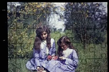 פאזל של Girls in garden autochrome