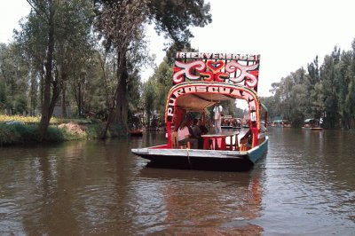 TRAGINERA EN XOCHIMILCO