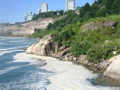 ORILLA DE LAS CATARATAS DEL NIAGARA