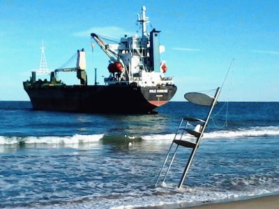 varado en la playa-valencia