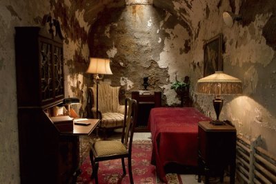 Al Capone 's cell E. Stat Penitentiary