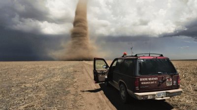 CAZANDO TORNADOS