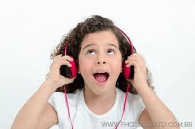 Gabriella escutando musica