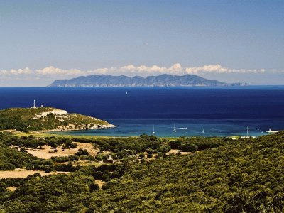 la mer avec la terre au loin