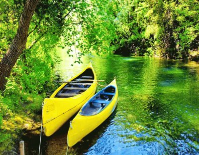 canoas en el rÃ­o