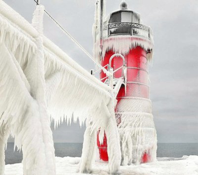 Faro de Michigan congelado