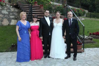 Los novios con los padres y hermana de ella