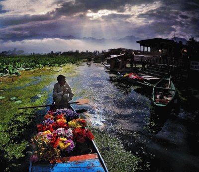 Hombre, canoa, paisaje