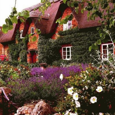 Garden Cottage in Cotswolds England