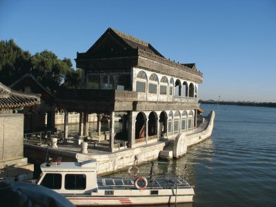 jonque de  marbre sur le lac kunming