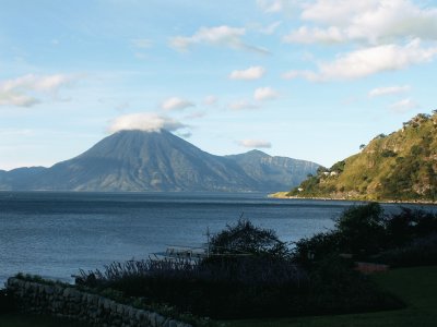 volcans au bord du lac ATITLAN