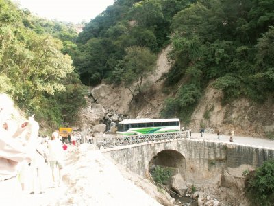 passage d 'un pont suite Ã  route effondrÃ©e