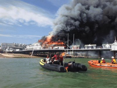 INCENDIO EN LA COSTA SUR DE INGLATERRA.