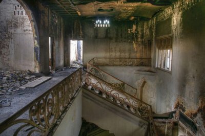 UNA GRAN CASA ABANDONADA