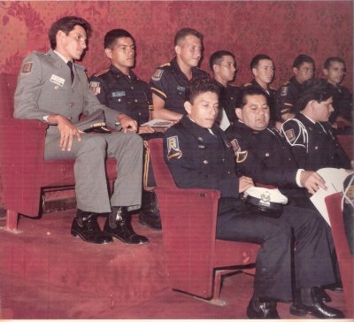 EL INSP. GUERRERO Y SUS ALUMNOS EN EL TEATRO