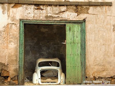 CASA Y COCHE VIEJOS