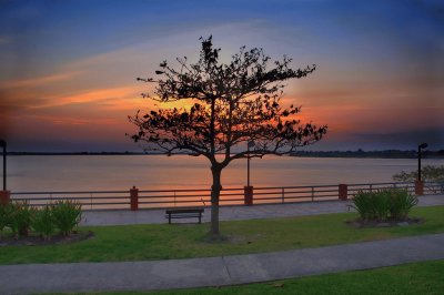 Amanecer en la costanera de Formosa. Argentina