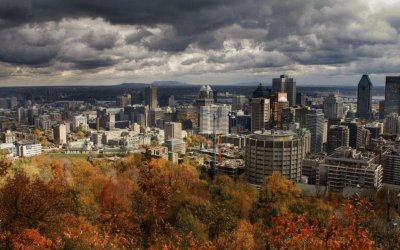 ciudad a pleno de nubes