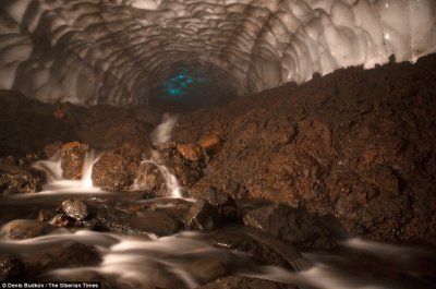 Cueva de hielo en Kamchatka