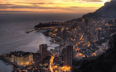 monaco al anochecer