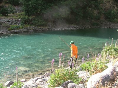 Pescando en el RÃ­o FrÃ­o. Chubut. Argentina