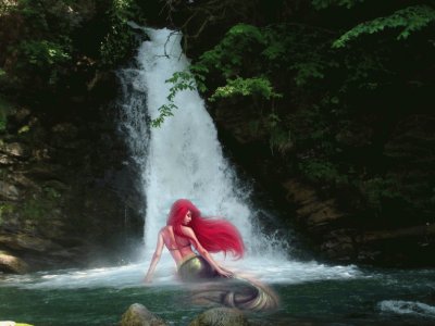 Sirena en la cascada