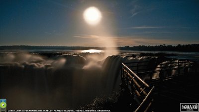 Cataratas del IguazÃº con luna llena. Argentina