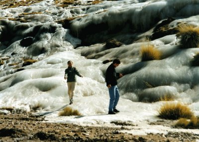 RÃ­o congelado en la puna salteÃ±a. Argentina