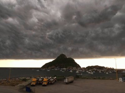 Formacion de Tormenta sobre el Faro de Mazatlan