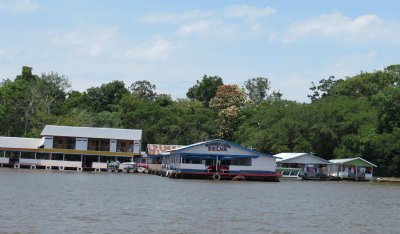 Casas e Restaurante Flutuante em Manaus = AM