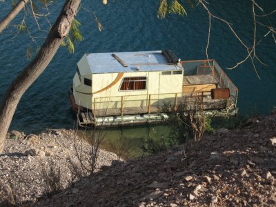 Casa flotante en el Embalse Agua del Toro. Mendoza. Argentina