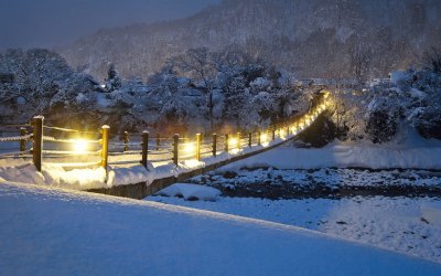 Puente nevado con luces en invierno