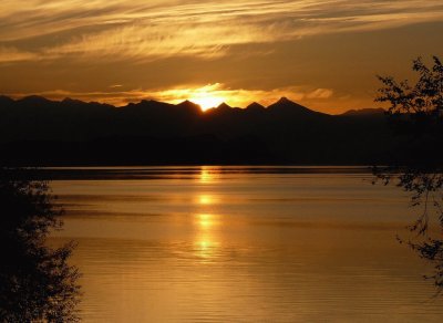 Puesta de sol en el Nahuel Huapi. RÃ­o Negro. Argentina