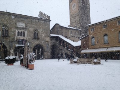 bergamo innevata piazza vecchia