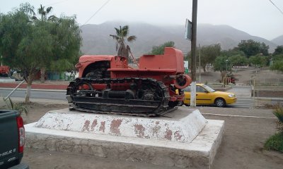 maquina antigua de tierra amarilla