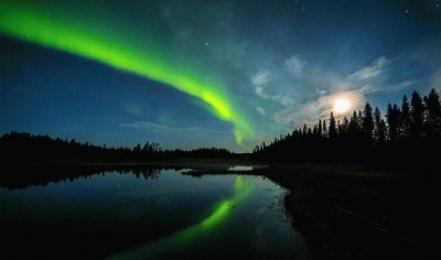 Aurora refleajada en un lago en Finlandia