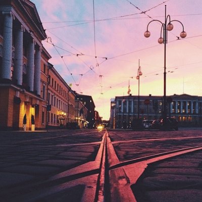 Avenida con edificios en Helsinki, Finlandia