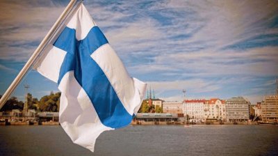 Bandera de Finlandia asomÃ¡ndose a la ciudad